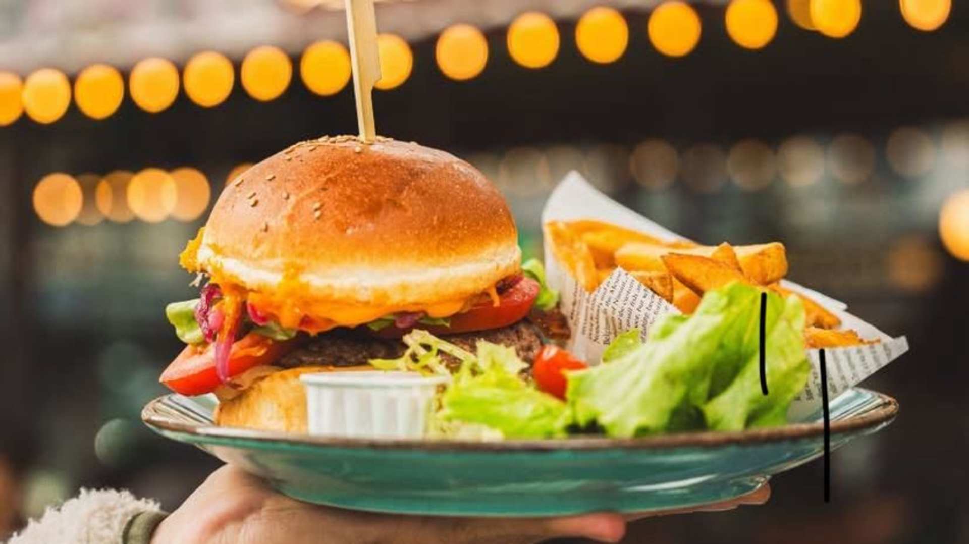 Burger et frites maison servis en terrasse