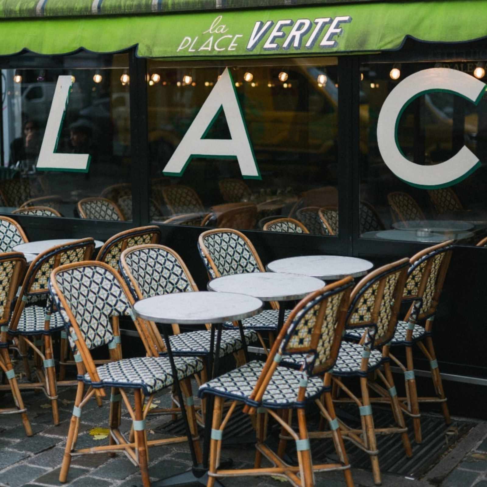 La devanture et ses tables en marbre