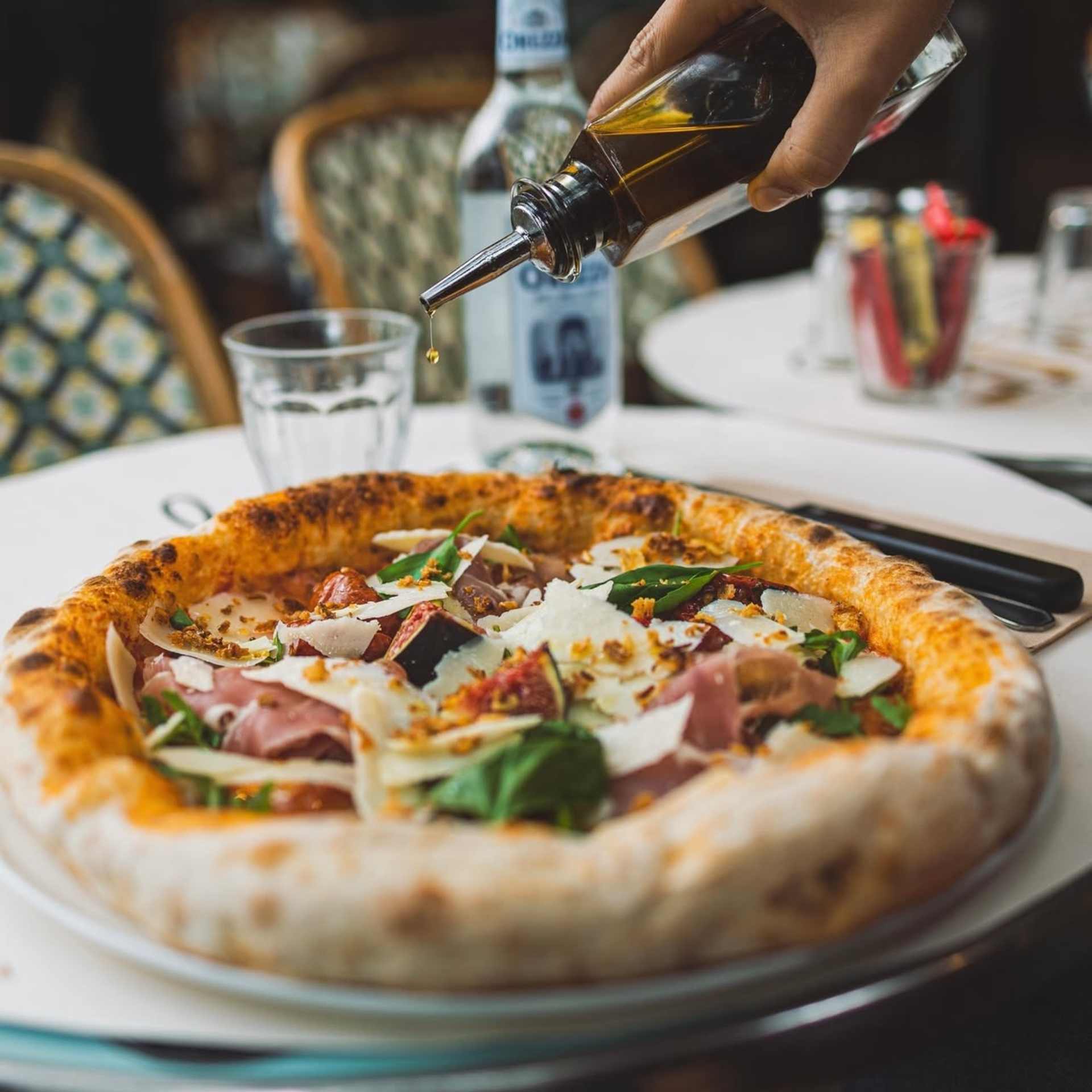 Pizza au jambon cru, figues et copeaux de parmesan