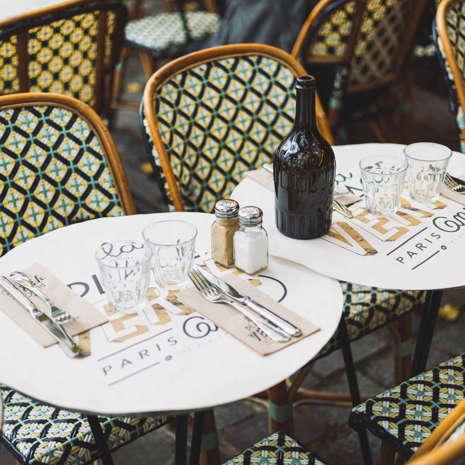 Table dressée avec les sets de table La Place Verte